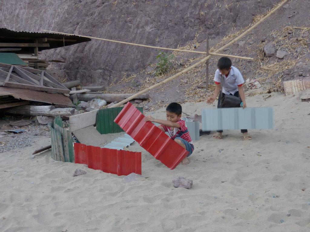 Construire, un jeu, au bord d’une route. Laos, 2016 (Habitant)