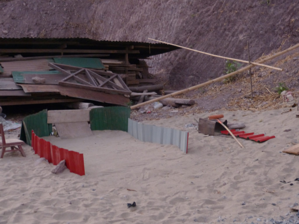 Construire, un jeu, au bord d’une route. Laos, 2016 (Habitant)