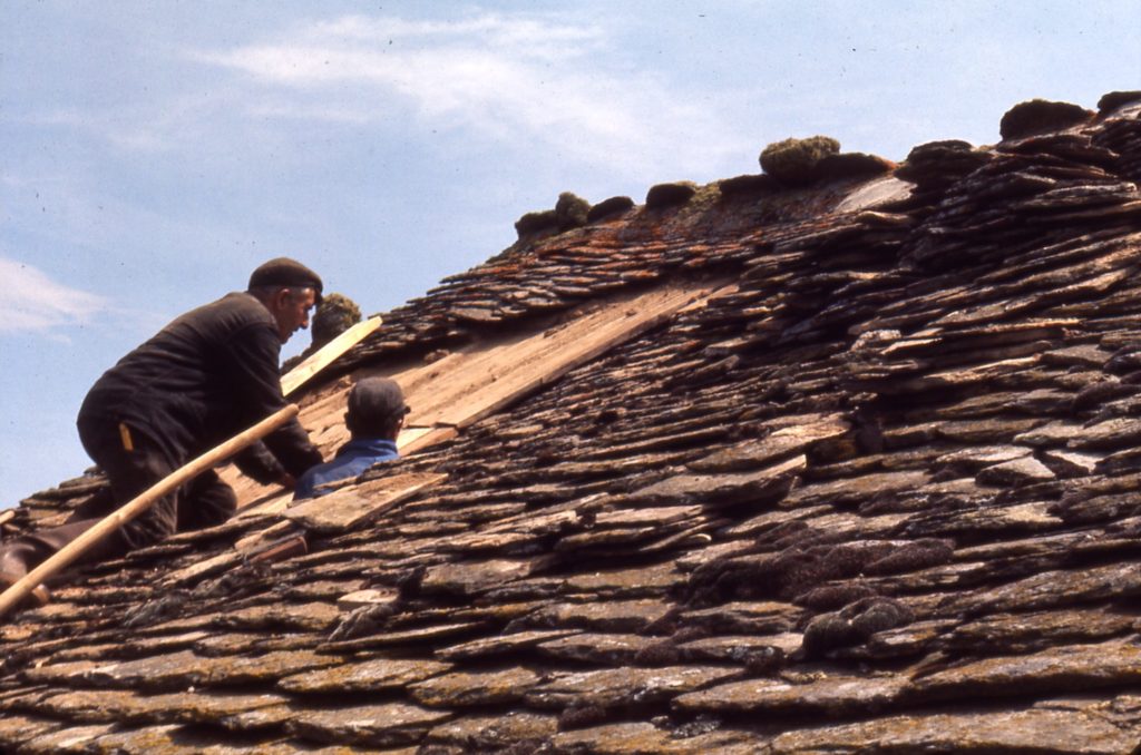 Rénovation du toit de la maison D., Margeride,  Lozère, 1977, ©Philippe Bonnin