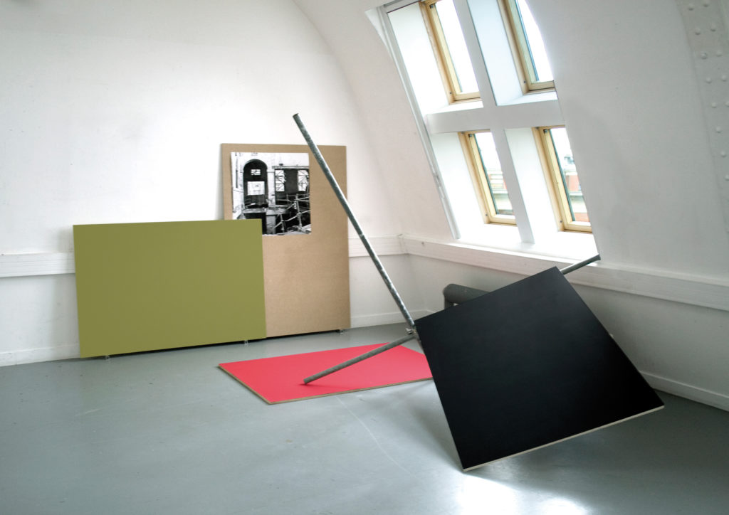 Quentin Lefranc, Fermeture pour restauration, 2013. Les trois modules de 150 × 100 × 2 cm chacun, contre-plaqué, PVC, peinture acrylique, tube, collier d’échafaudage, et photographie du Musée Picasso, 162 × 114 cm