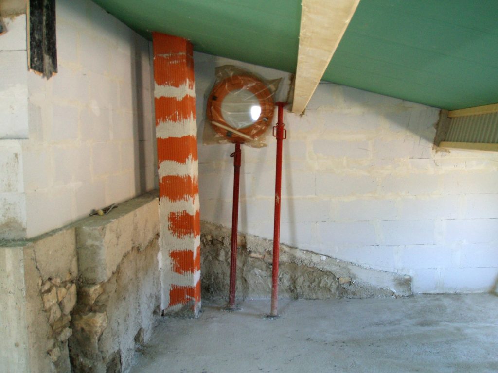 Vaucluse, chantier maison (2010-2012). Hublot. Habitant