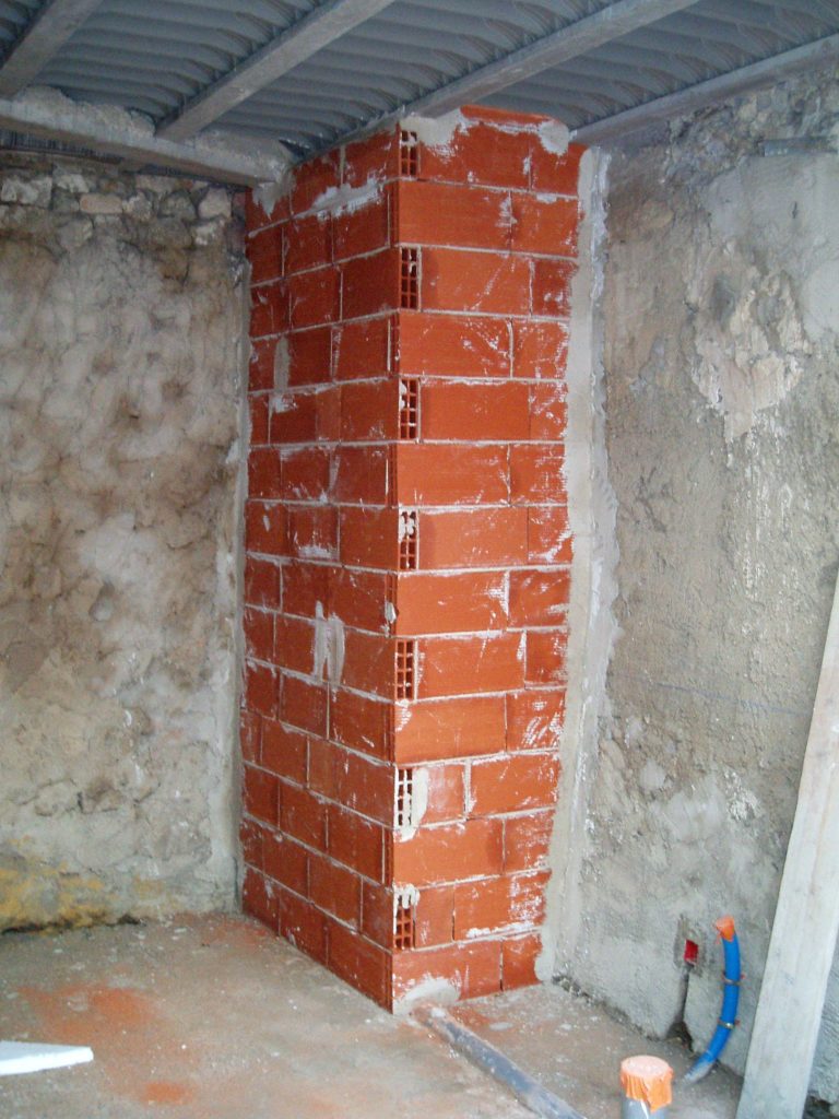 Vaucluse, chantier maison (2010-2012), cheminée. Habitant