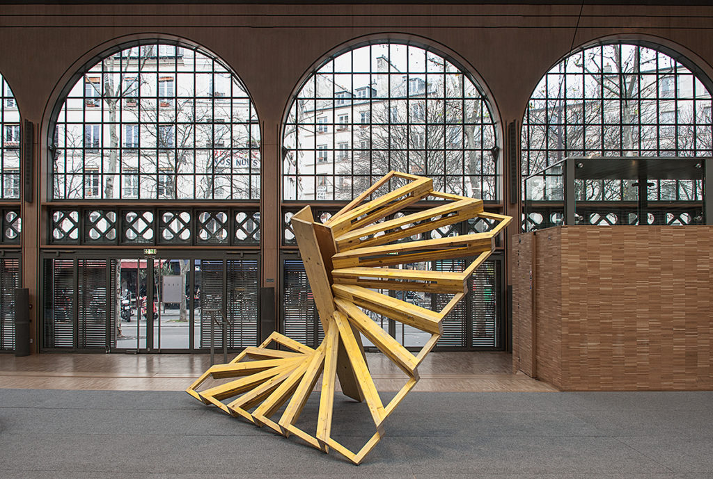 Cyril Zarcone, Volée hélicoïdale N -1, 2016. Bois, 278 x 278 x 250 cm. Vue du salon Galeristes, 2016, Carreau du temple, Paris.  Courtesy Galerie Eric Mouchet et 40mcube