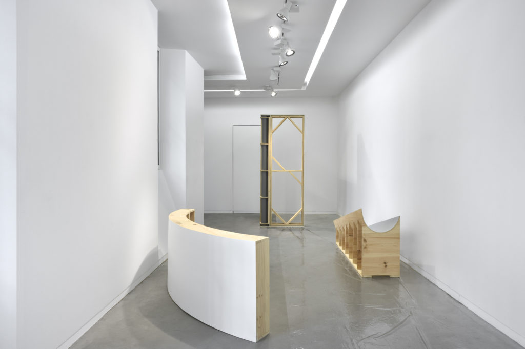 Cyril Zarcone, Coffrages bois pour béton ; Voile courbe, About circulaire en biais; Mannequin de fenêtre. Vue de l’exposition personnelle « Re/productions », 2016, Galerie Eric Mouchet, Paris. Courtesy Galerie Eric Mouchet.