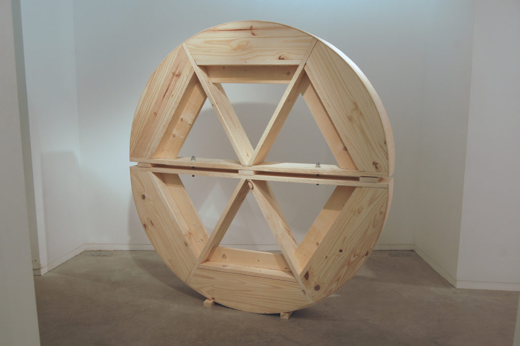 Cyril Zarcone, Coffrage pour oeil-de-boeuf, 2015. Bois, contreplaqué cintrable, 180 x 180 x 20 cm. Courtesy Galerie Eric Mouchet