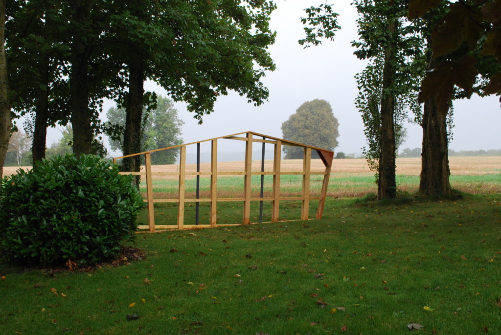 Cyril Zarcone, Elément de coffrage 2, 2014. Bois, chevilles, tubes PVC, 180 x 380 x 20 cm. Courtesy Manoir de Soisay