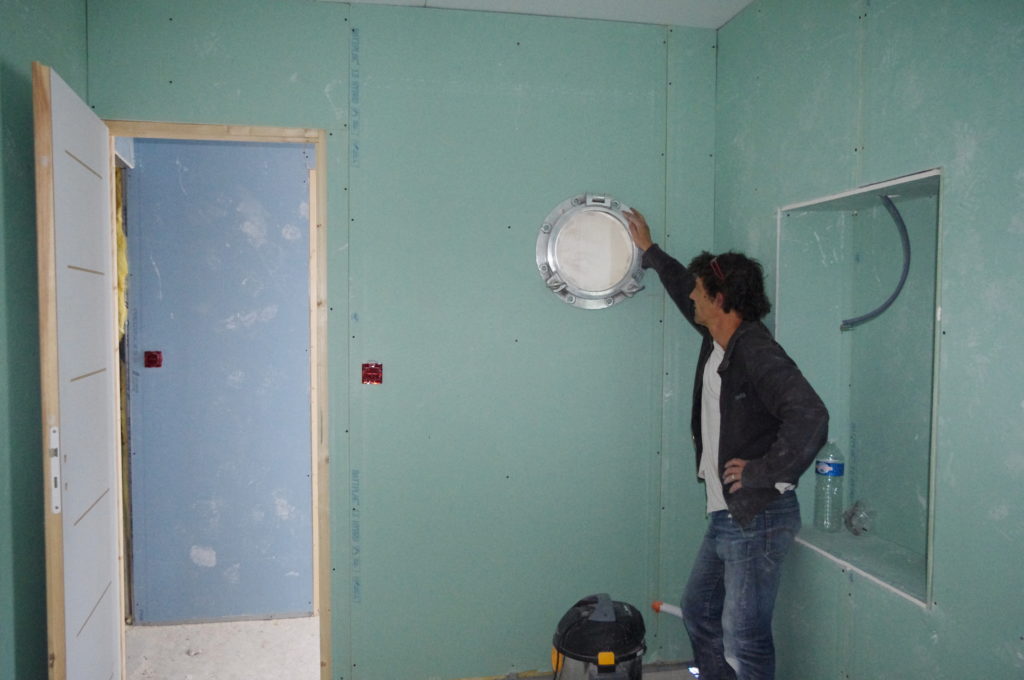 Vaucluse, chantier maison (2010-2012), Hublot. Habitant