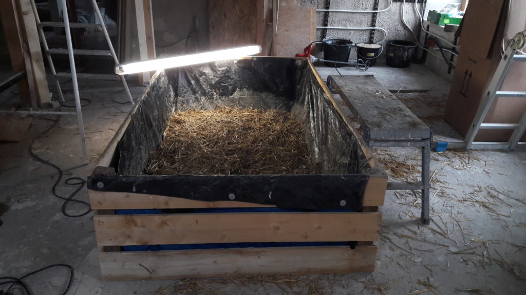 Nicolas Couturier, installation pour le test de mélange paille, chaux, ciment, eau.  Chantier d’amis à Ban-de-Laveline, 2020