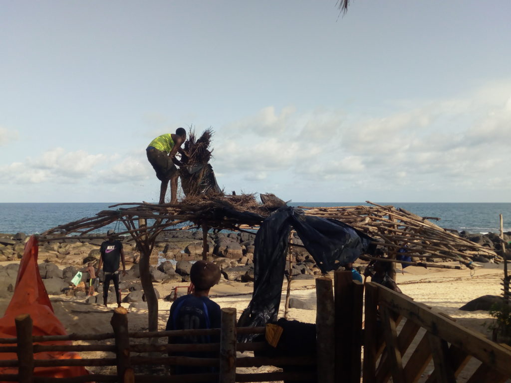 Bureh Town (Sierra Leone). Réfection cabane